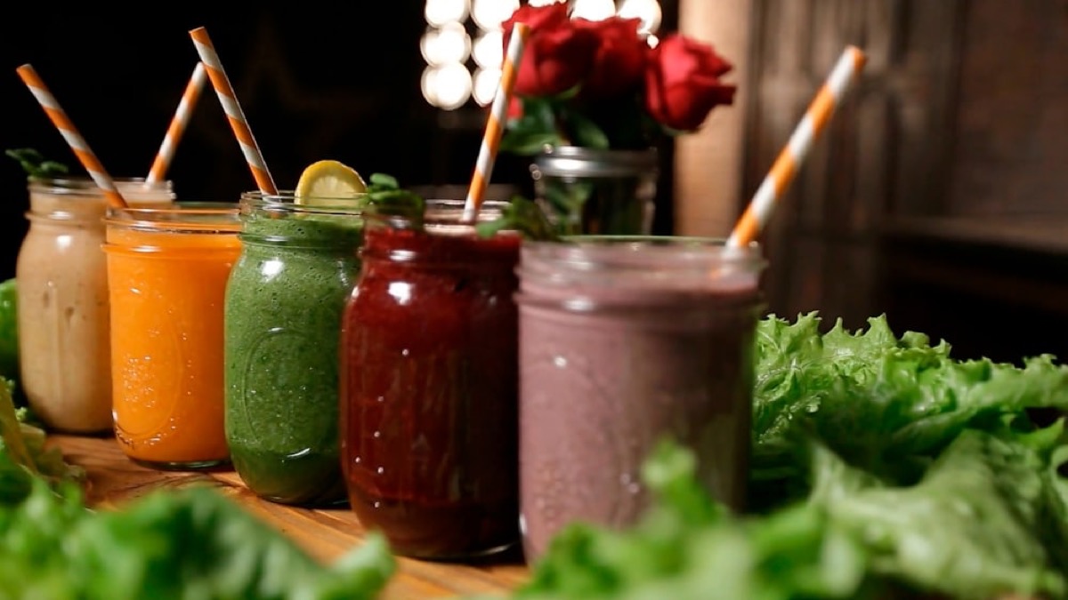 Freshly blended smoothies in mason jars